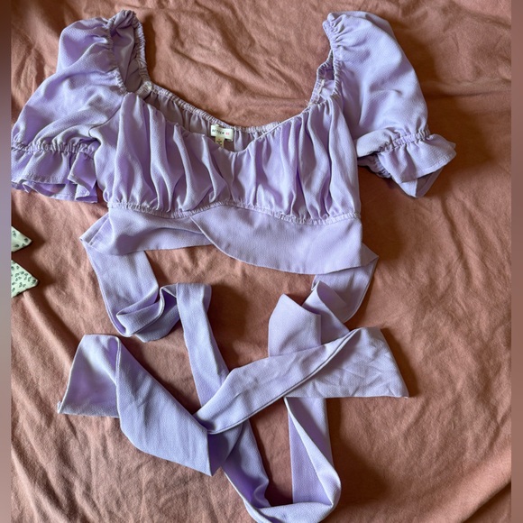 Cute tie around top - Picture 1 of 2